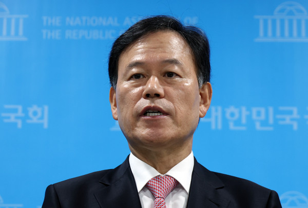 ▲ 명태균 관련 기자회견하는 윤한홍. /뉴시스