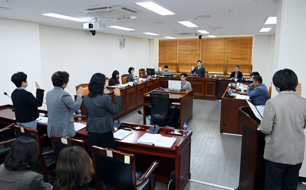▲ 문화복지위원회 보건소 행정사무감사 선서 모습.