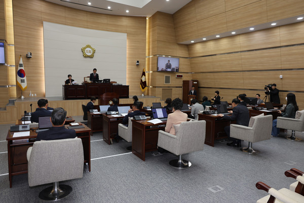 ▲ 용산구의회는 20일 본회의장에서 제294회 제2차 정례회를 개회하고 28일간 의사일정의 시작을 알렸다.