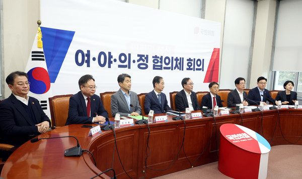 ▲ 한덕수 국무총리, 이진우 대한의학회장을 비롯한 참석자들이 지난 17일 오후 서울 여의도 국회에서 열린 여·야·의·정 협의체 회의에 참석한 모습. /뉴시스