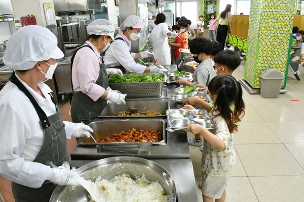 ▲ 학교급식 장면. (사진=경북교육청 제공) /뉴시스