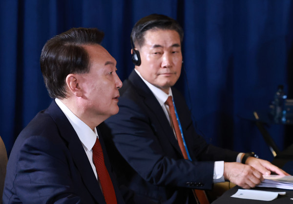 ▲ 아시아태평양경제협력체(APEC) 정상회의 참석차 페루를 방문 중인 윤석열 대통령이 15일(현지시각) 페루 리마 컨벤션센터에서 열린 한미일 정상회의에서 발언하고 있다. 오른쪽은 신원식 국가안보실장. /뉴시스