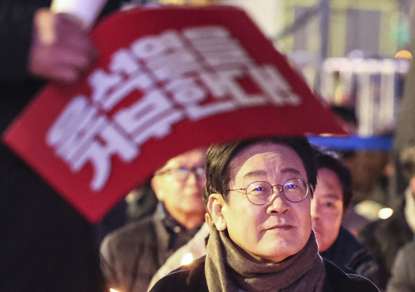▲ 이재명 더불어민주당 대표가 23일 서울 종로구 광화문 광장에서 열린 ‘김건희-채상병 특검 추진! 국정농단 규명! 윤석열을 거부한다’ 2차 시민행진 집회에서 참석해 있다. /뉴시스