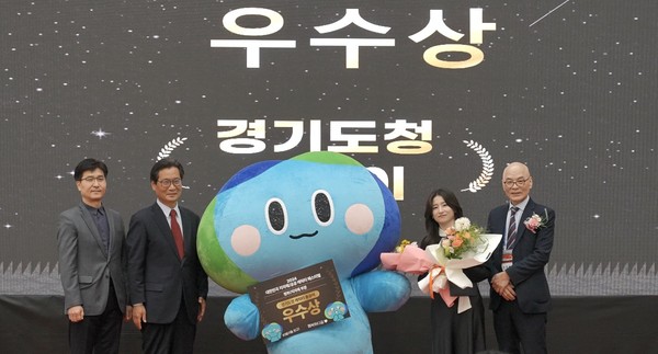 ▲ 경기도정 캐릭터 '봉공이' 대한민국 지자체·공공 캐릭터 페스터벌 대상 우수상 수상 모습.