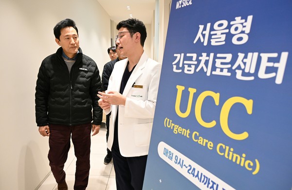 ▲ 오세훈 서울시장이 ‘서울형 긴급치료센터(UCC)’를 방문해 진료 현황과 시설을 확인하고 있다.