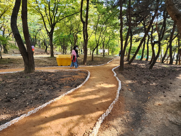 ▲ 민속공원 내 설치된 맨발걷기 산책로.