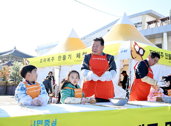 ▲ 꼬마메주 만들기 체험을 하고 있는 김경일 파주시장.