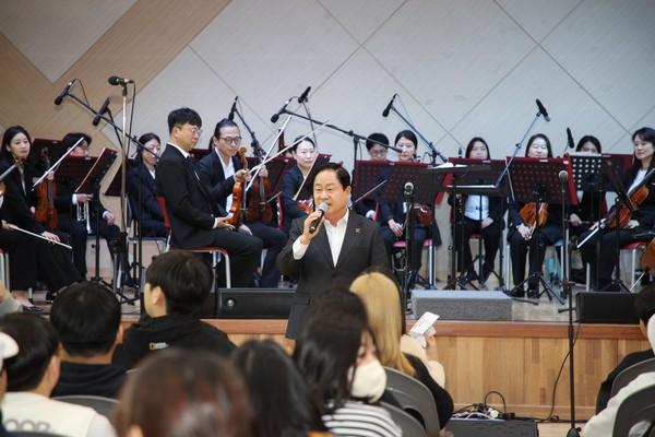 ▲ 주광덕 남양주시장이 '학교로 찾아가는 오케스트라' 시범 공연에 참석해 인사말을 하고 있다.