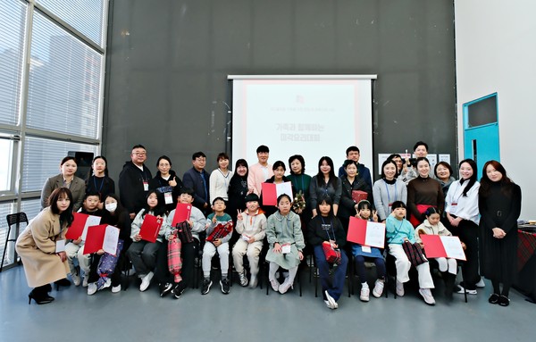 ▲ 부평구 가족과 함께하는 미각 요리대회 참가자들이 기념촬영을 하고 있다.