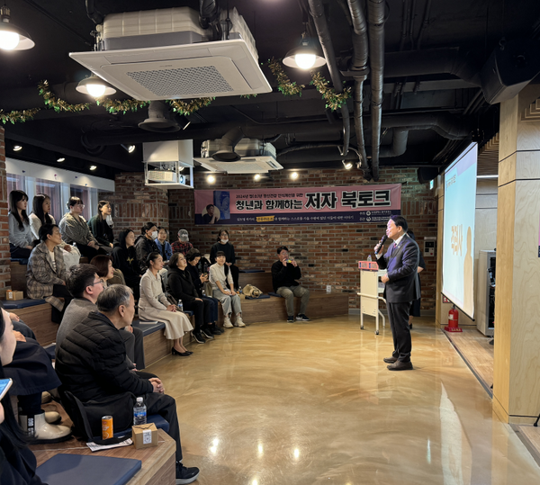 ▲ 김찬진 인천동구청장이 '청년과 함께하는 저자 북토크' 행사에서 인사말을 하고 있다.