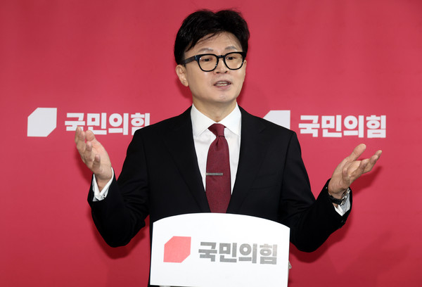 ▲ 한동훈 국민의힘 대표가 25일 오전 서울 여의도 국회에서 최고위원회의를 마치고 '당 게시판 논란' 관련 취재진의 질문에 답변하고 있다. /뉴시스