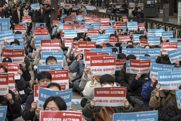 ▲ 지난 20일 서울 중구 서울시청 앞에서 열린 임금과 복지 정상화를 위한 쟁의행위 출정집회에서 서울교통공사 올바른노동조합 조합원들이 구호를 외치고 있다. /뉴시스