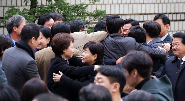 ▲ 이재명 무죄에 포옹하는 민주당 의원들. /뉴시스