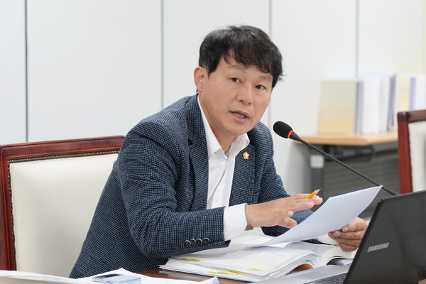 ▲ 하남시의회 정병용 의원이 지난 22일 제336회 하남시의회 제2차 정례회 2024년도 행정사무감사를 진행하고 있다.