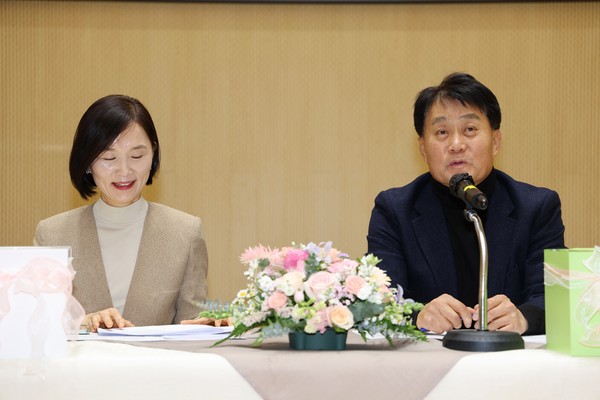 ▲ '군포, 시민 잇-다' 토크콘서트를 진행하고 있는 하은호 군포시장(오른쪽).