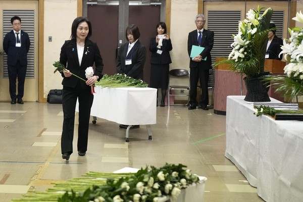 ▲ 이쿠이나 아키코 일본 외무성 정무관이 지난 24일 니가타현에서 열린 사도광산 노동자 추도식에서 헌화하고 있다. /뉴시스