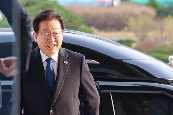 ▲ 위증교사 혐의 재판 1심 선고에서 무죄 판결을 받은 이재명 더불어민주당 대표가 지난 25일 오후 서울 여의도 국회로 복귀하며 미소짓고 있다. /뉴시스