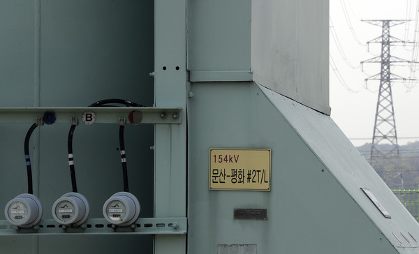 ▲ 개성 공단내 평화전력소에 전기를 보내는 경기도 문산읍 문산 변전소 송전탑이 가동을 멈추고 있는 모습. /뉴시스