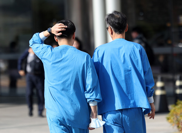 ▲ 서울시내 한 대학병원에서 의료진이 이동하고 있다. /뉴시스