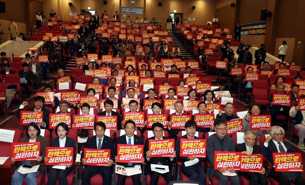 ▲ 황운하, 박수현 윤석열탄핵국회의원연대 대표의원을 비롯한 참석자들이 13일 오전 서울 여의도 국회 의원회관 대회의실에서 열린 '윤석열탄핵국회의원연대 발족식' 에서 구호를 외치고 있다. /뉴시스