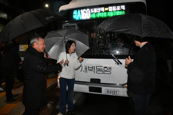 ▲ 새벽동행 자율주행버스 설명듣는 최호정 의장(오른쪽) 이병윤 위원장(왼쪽).