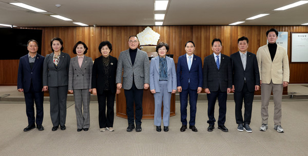 ▲ 제257회 제2차 정례회 제1차 본회의 참여 의원 단체사진.