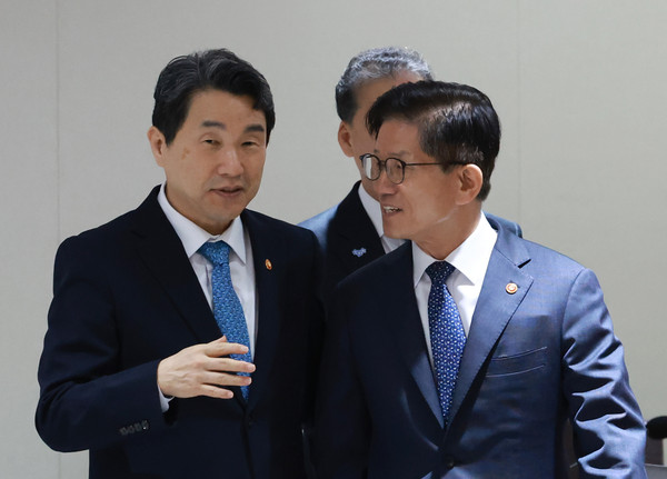 ▲ 이주호 사회부총리 겸 교육부 장관과 김문수 고용노동부 장관이 지난 10월 15일 서울 용산 대통령실 청사에서 열린 제44회 국무회의에서 대화를 나누고 있다. (사진=대통령실통신사진기자단) /뉴시스