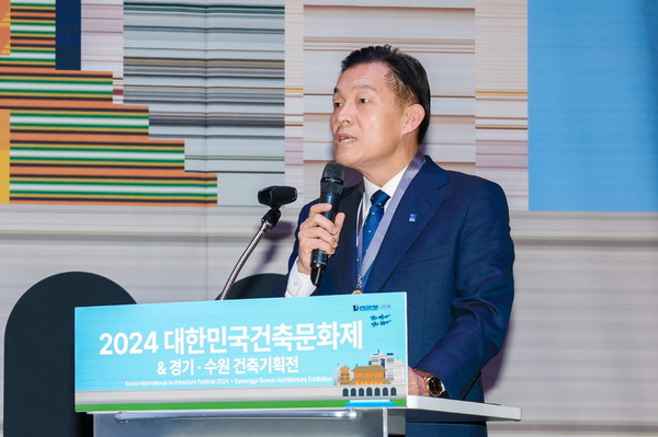 ▲ 이재준 수원특례시장이 '2024 대한민국건축문화제&경기수원 건축기획전' 개막식에서 인사말을 하고 있다.