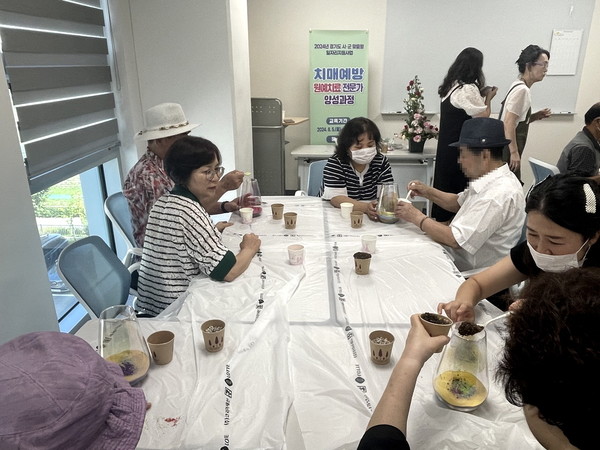 ▲ 구리시 치매 환자 대상 원예 치유 프로그램 운영 모습.