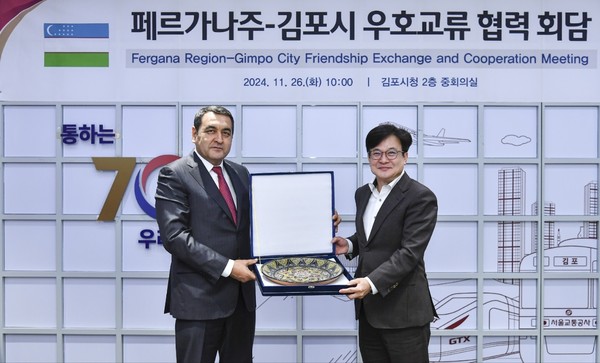 ▲ 김병수 김포시장(오른쪽)과 보자로프 하이룰라 주지사(왼쪽).