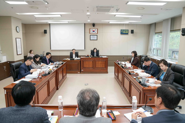 ▲ 용인특례시의회 경제환경위원회 행정사무감사 8일차.