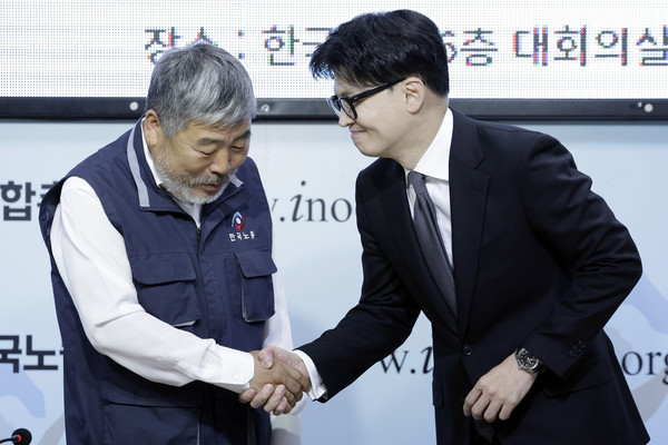 ▲ 한동훈 국민의힘 대표가 19일 서울 영등포구 한국노총을 방문해 간담회 전 김동명 위원장과 악수하고 있다. /뉴시스