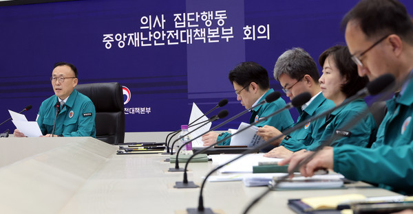 ▲ 이한경 중앙재난안전대책본부 제2총괄조정관(행정안전부 재난안전관리본부장)이 지난달 31일 세종시 정부세종청사에서 열린 의사 집단행동 중대본 회의에서 발언하고 있다. /뉴시스