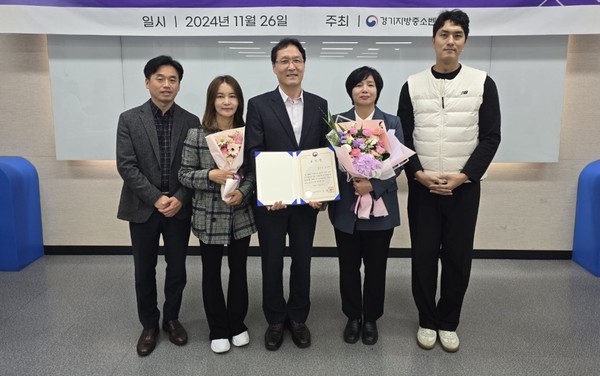 ▲ 용인특례시 ‘2024년도 전통시장 및 상점가 활성화 유공 포상’ 중소벤처기업부 장관 표창 수상 모습.