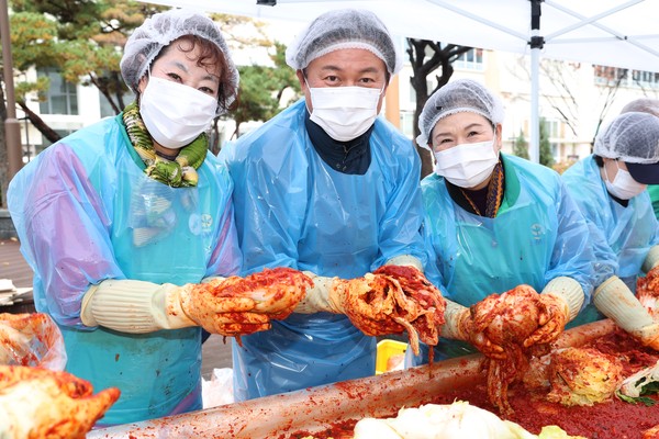 ▲ 조용익 부천시장이 김장 나눔 행사에서 김치를 담그고 있다.