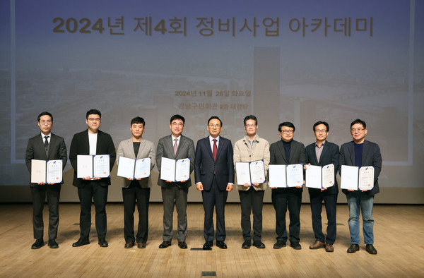 ▲ 조성명 강남구청장이 새롭게 위촉한 자문위원들과 기념사진을 찍고 있다.