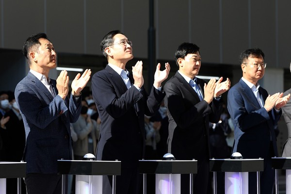 ▲ 11일 인천 연수구 소재 삼성바이오로직스 송도캠퍼스에서 삼성바이오로직스 제4공장 준공식에 참석한 이재용 부회장의 모습 (왼쪽에서 두번째) 사진 왼쪽부터 고한승 삼성바이오에피스 사장, 이재용 삼성전자 부회장, 존 림 삼성바이오로직스 사장, 최성안 삼성엔지니어링 사장 (사진=삼성전자 제공)