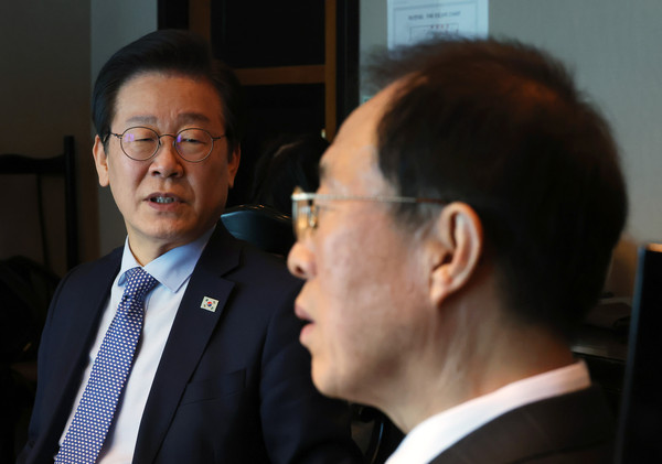 ▲ 이석연 전 법제처장과 대화 나누는 이재명 대표. /뉴시스
