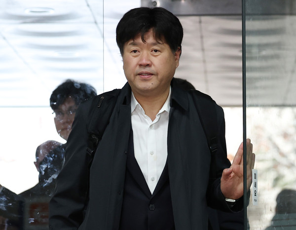 ▲ 김용 전 민주연구원 부원장이 28일 서울 서초구 서울고등법원에서 열린 '민주당 불법 대선자금 수수 의혹' 관련 항소심 결심공판에 출석하고 있다. /뉴시스