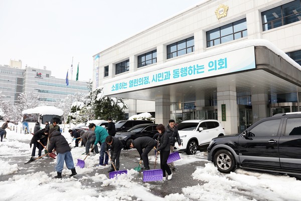 ▲ 폭설 대응 시의원 및 직원들 제설작업 모습.