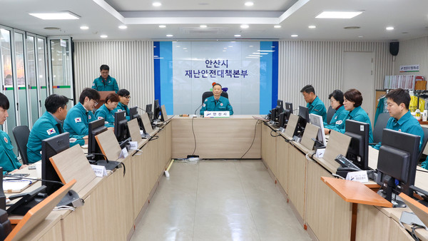 ▲ 기획행정위원회가 28일 시 재난안전상황실을 방문한 모습.