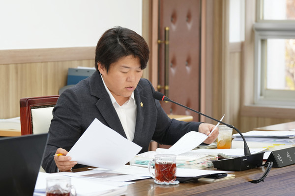 ▲ 하남시의회 박선미 의원이 11월 26일 진행된 제336회 제2차 정례회 도시건설위원회 행정사무감사에서 창우동 임시주차공간 조성 및 운영 과정에서의 법적 절차 미준수를 지적하며 특혜 의혹을 제기하고 있다.