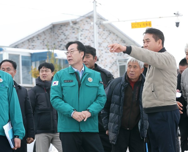 ▲ 정명근 화성시장이 폭설피해 현장을 점검하고 있다.