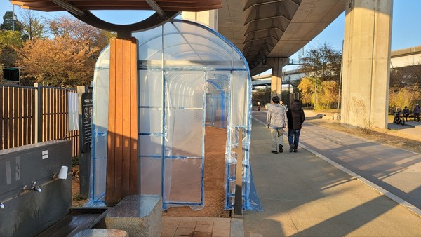 ▲ 청계천 황톳길에 비닐하우스가 설치된 모습.