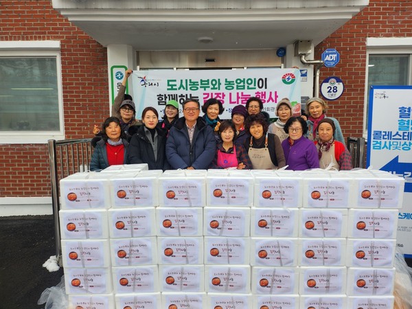 ▲ 구리시 '도시농부와 농업인이 함께하는 김장 나눔 행사' 참여자들이 기념촬영을 하고 있다.