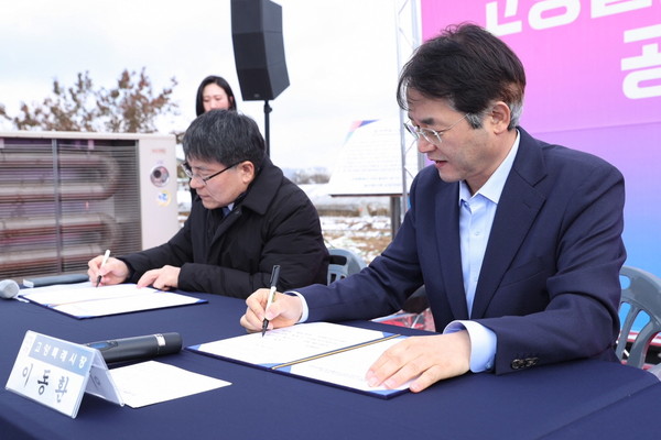▲ 고양설문 연료전지 발전시설 공동협력 협약서에 사인하고 있는 이동환 고양특례시장.