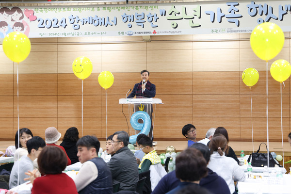 ▲ 김성제 의왕시장이 송년가족행사서 인사말을 하고 있다.