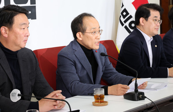 ▲ 추경호(가운데) 국민의힘 원내대표가 1일 오후 서울 여의도 국회에서 열린 현안 관련 기자간담회에서 발언하고 있다. 왼쪽부터 정희용 의원, 추경호 원내대표, 배준영 원내수석부대표. /뉴시스