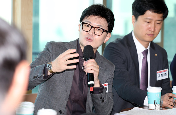 ▲ 한동훈 국민의힘 대표가 29일 오전 서울 마포구 마포 채그로에서 열린 '청년의 목소리로 그리는 대한민국의 내일' 청년 토크콘서트에서 질문에 답변하고 있다. /뉴시스