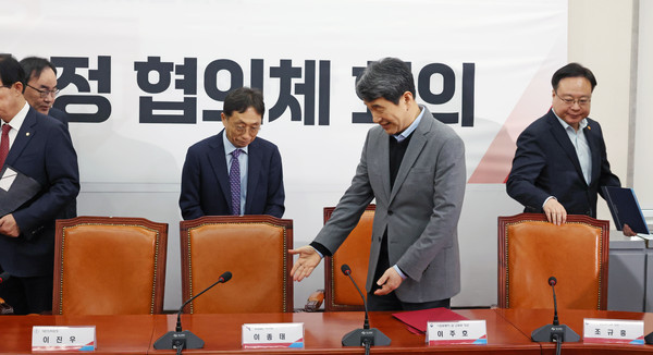 ▲ 1일 오후 서울 여의도 국회에서 열린 여야의정 협의체 4차 전체회의에 이주호(왼쪽 세 번째) 사회부총리 겸 교육부 장관과 이진우(왼쪽) 대한의학회장 등이 참석해 자리에 앉고 있다. 왼쪽부터 이진우 대한의학회장, 이종태 KAMC 이사장, 이주호 사회부총리 겸 교육부 장관, 조규홍 보건복지부 장관. /뉴시스